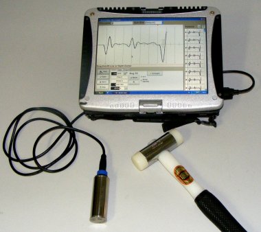Hammer, Sensor (Beschleunigung) und Tablet mit Pfahlmess-Software für Messungen nach der Hammerschlagmethode / Low-Strain-Methode